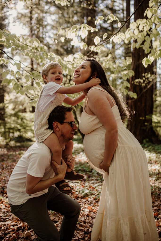 Maternity session with family in the forest