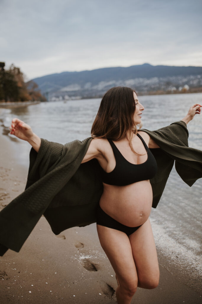 Maternity session on the beach